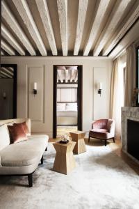 een woonkamer met een bank en een open haard bij Palazzo Cristo in Venetië