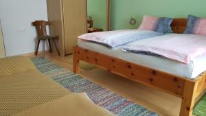 Łóżko lub łóżka w pokoju w obiekcie Ferienwohnung Szöky