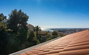 a red roof with a view of the ocean at Apartamento Montferrant in Blanes