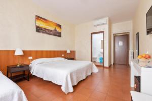 Posteľ alebo postele v izbe v ubytovaní Roma Enrico Guesthouse