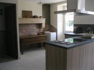 紹維尼的住宿－LA MAISON D'HENRI，厨房配有水槽和台面
