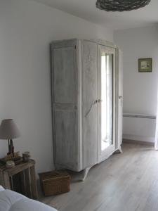 紹維尼的住宿－LA MAISON D'HENRI，一间卧室设有大橱柜和窗户。