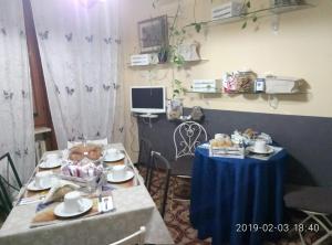 een kamer met een tafel met een blauwe tafeldoek bij B&B Oasi Degli Angeli in San Giovanni Teatino