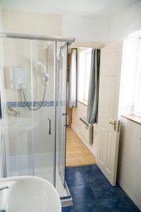 La salle de bains est pourvue d'une douche et d'un lavabo. dans l'établissement Kerry-Lee Holiday Homes Tralee, à Tralee