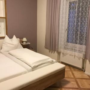 Postel nebo postele na pokoji v ubytování Rettensteinerhof Wirtshaus