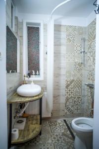 uma casa de banho com um lavatório e um WC em Cloud 9 Living em Bucareste