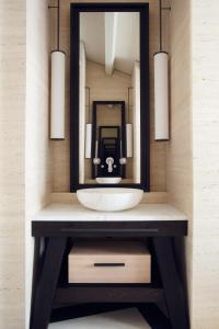 ein Bad mit Waschtisch, Waschbecken und Spiegel in der Unterkunft Palazzo Cristo in Venedig