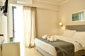 een hotelkamer met een bed en een raam bij Sunrays housing in Kalamata