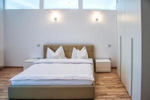 
Un pat sau paturi într-o cameră la Riviera Residence Apartments

