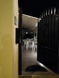 フィレンツェにあるB & B Eliana e Ristoranteのダイニングルーム(テーブル付)への開放ドア