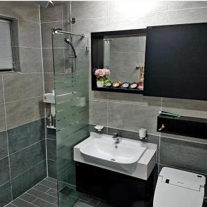 Koupelna v ubytování Jeju TheRiche Pension