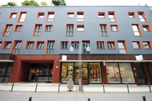 un gran edificio azul con muchas ventanas en DASKöln en Colonia