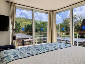 a bedroom with a bed and a large window at Alquiler de Casa Completa-Casa Iguana Del Mar in San Andrés +50 photos