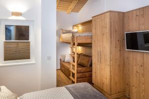 a bedroom with bunk beds and a tv in a room at Apartment 5 Peaks in Zell am See