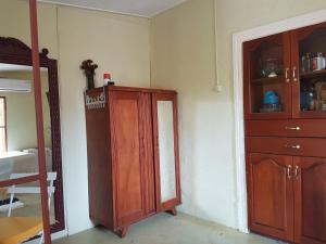 um quarto com um armário de madeira e um espelho em Villa Chichila em Kralendijk