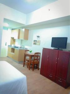 Virtuve vai virtuves zona naktsmītnē Amani Grand Residence near Mactan Cebu Intl Airport