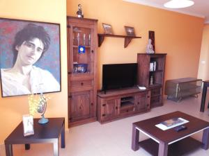 una sala de estar con una gran pintura de una mujer en la pared en Miguelangelo, en Los Llanos de Aridane