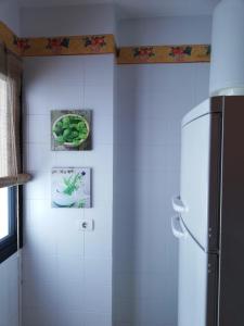 - une cuisine avec un réfrigérateur et des photos murales dans l'établissement Miguelangelo, à Los Llanos de Aridane