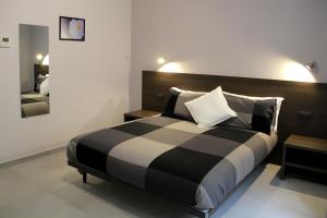 Säng eller sängar i ett rum på EasyRoom Frosinone - Casello Autostradale