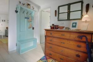 baño con tocador de madera y puerta azul en Apartment Micnek Bled, en Bled