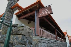 ein Schild an der Seite eines Gebäudes in der Unterkunft Casa D'Avo Beatriz in Gaula