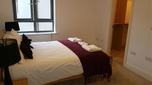 En eller flere senge i et værelse på Oxford Apartment Central - Jericho Riverfront--Free parking -2 bedrooms- 2 bathrooms - Easy walk to Bus and Rail station