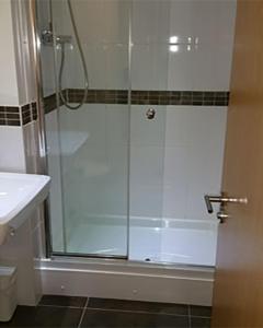 eine Dusche mit Glastür im Bad in der Unterkunft Oxford Apartment Central - Jericho Riverfront--Free parking -2 bedrooms- 2 bathrooms - Easy walk to Bus and Rail station in Oxford