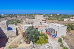 vista aerea di un villaggio con un edificio di Case Canino a Favignana