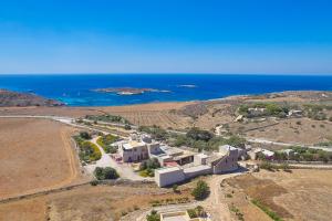 una vista aerea di una casa e dell'oceano di Case Canino a Favignana