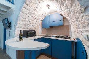 A kitchen or kitchenette at Le Piccole Case Bianche