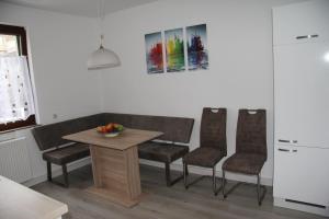 uma sala de jantar com uma mesa e quatro cadeiras em Geräumige 4 Zimmer Wohnung an den Kaiserthermen em Trier