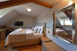 Postel nebo postele na pokoji v ubytování Lotrinský hotel