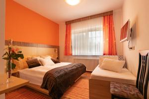 A bed or beds in a room at Hirschenwirt