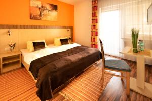 A bed or beds in a room at Hirschenwirt