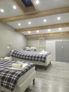 ein Schlafzimmer mit 2 Betten und einem Tisch darin in der Unterkunft Sagittabondo in Campobasso