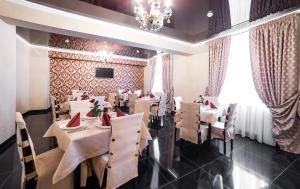 TV a/nebo společenská místnost v ubytování Sergeev Hotel