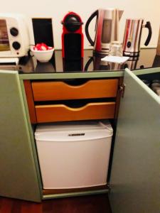 una cucina con bancone, cassetto e frigorifero di B&B Mo Va Là a Budrio