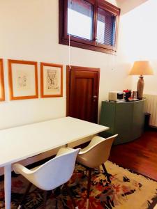 布德里奧的住宿－B&B Mo Va Là，一间设有白色桌子和两把椅子的房间