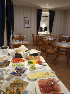 uma mesa com muitos pratos de comida em Hotel Pelikan em Kitzingen
