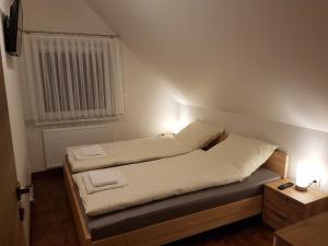 Кровать или кровати в номере Dom pod Orzechem