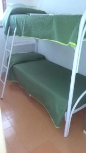 バデージにあるcomodo bilocale vista mareの二段ベッド(緑のシーツ付)