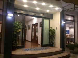 Hotel Portofino في كاورلي: مبنى أمامه نباتات الفخار