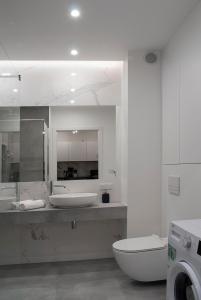 een badkamer met 2 wastafels en een wasmachine bij NavyBlue apartment Cracow free parking TV in Krakau