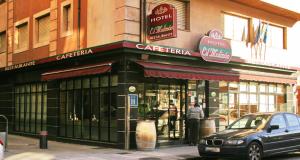 a car parked in front of a restaurant at Hotel El Molinón in Cangas del Narcea