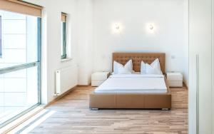 
Un pat sau paturi într-o cameră la Riviera Residence Apartments
