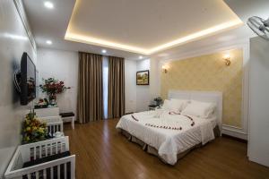 ein Schlafzimmer mit einem großen weißen Bett in einem Zimmer in der Unterkunft Lieber Hotel 2 in Hanoi