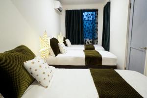 Postel nebo postele na pokoji v ubytování Blue Empire Hotel