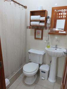 Kylpyhuone majoituspaikassa Hostal Macaw