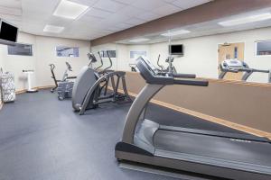 een fitnessruimte met cardio-apparatuur en loopbanden bij Wingate by Wyndham Joliet in Joliet