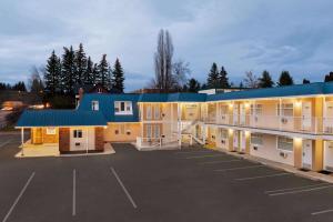 ein großer Parkplatz vor einem Motel in der Unterkunft Travelodge by Wyndham Quesnel BC in Quesnel